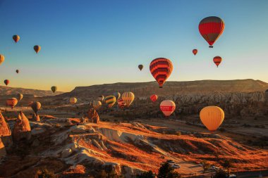 Cappadocia üzerinde şaşırtıcı gündoğumu. Renkli sıcak hava balonları.