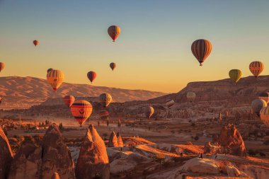 Cappadocia üzerinde şaşırtıcı gündoğumu. Renkli sıcak hava balonları.