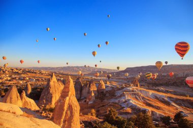 Cappadocia üzerinde şaşırtıcı gündoğumu. Renkli sıcak hava balonları.