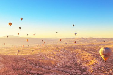 Cappadocia üzerinde şaşırtıcı gündoğumu. Renkli sıcak hava balonları. 