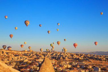 Cappadocia üzerinde şaşırtıcı gündoğumu. Renkli sıcak hava balonları.