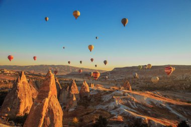 Cappadocia üzerinde şaşırtıcı gündoğumu. Renkli sıcak hava balonları.