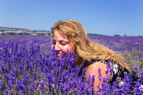 Uma rapariga num campo de lavanda. Dia de verão ensolarado na Crimeia . — Fotografia de Stock