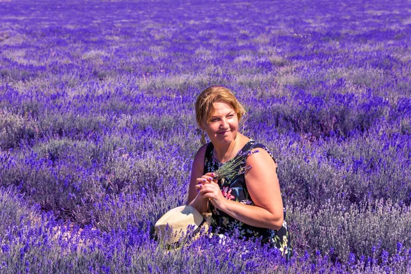 Uma rapariga num campo de lavanda. Dia de verão ensolarado na Crimeia . — Fotografia de Stock