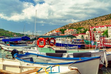 İskelede birçok yat ve tekne. 