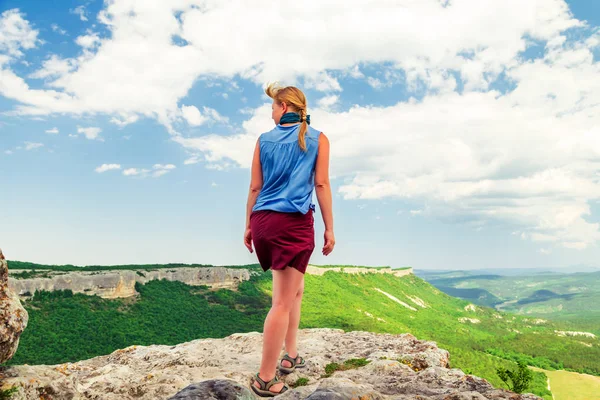 Το κορίτσι των πεζοπόρου στέκεται στην κορυφή ενός βουνού. — Φωτογραφία Αρχείου