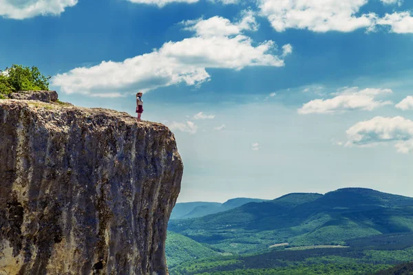 Hiker girl se para en la cima de una montaña . —  Fotos de Stock