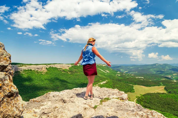 Το κορίτσι των πεζοπόρου στέκεται στην κορυφή ενός βουνού. — Φωτογραφία Αρχείου