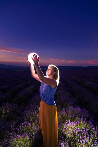 La fille tient la lune dans ses mains. Champ de lavande la nuit . — Photo