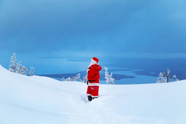 Autentisk jultomten på ett snöigt berg. — Stockfoto