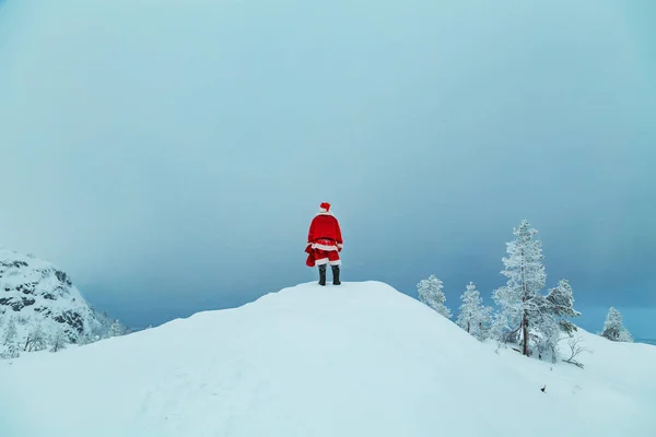 雪山上的正宗圣诞老人. — 图库照片