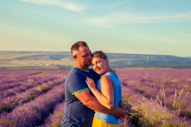 Gün batımında lavanta tarlasında sevgi dolu bir çift. Güneşli yaz evenin
