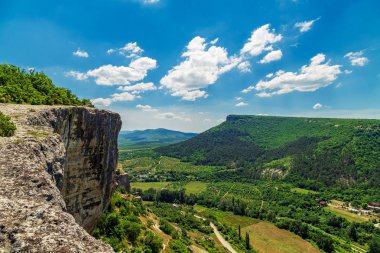 Harika bir manzara. Dağın tepesinden görünüm. 