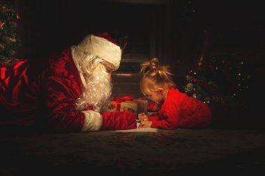 Gerçek Noel Baba Noel tre yakın çocuklarla oynuyor