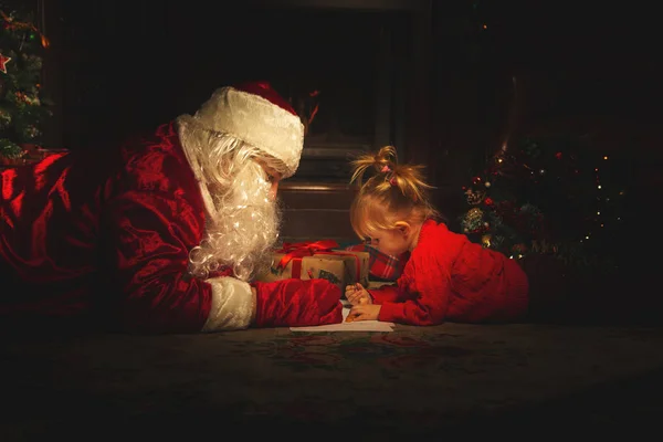 Real Santa Claus joue avec les enfants près de la tre de Noël — Photo