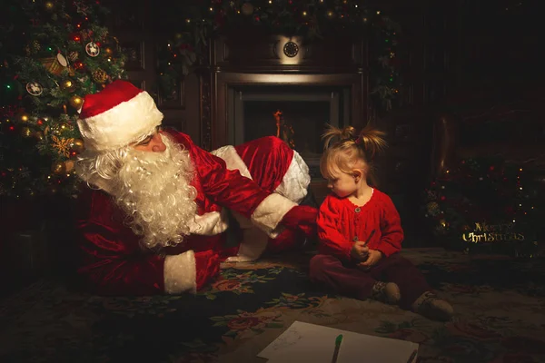 Real Papai Noel está brincando com crianças perto do tre de Natal — Fotografia de Stock