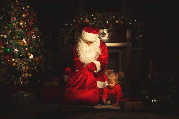 Реальний Дід Мороз грає з дітьми біля Різдва Тре — стокове фото