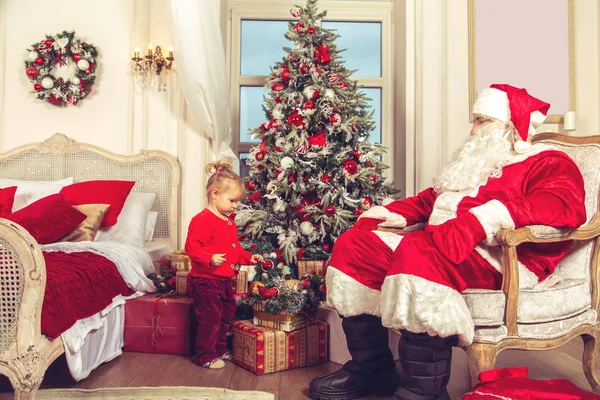 小可爱的女孩与一个真正的圣诞老人附近的圣诞树 — 图库照片