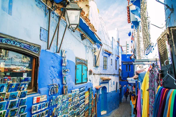 Det daglige liv i den berømte blå by Chefchaouen . - Stock-foto