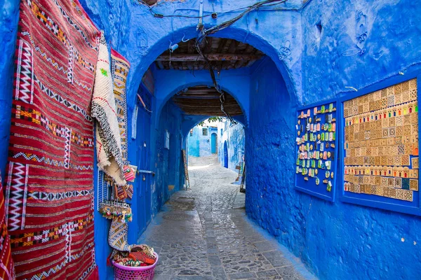 Παραδοσιακά χαλιά στην μπλε οδό Σεφσάουεν. — Φωτογραφία Αρχείου