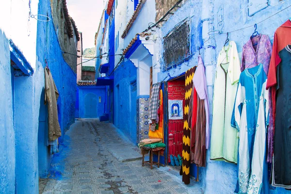Mavi Chefchaouen sokakta geleneksel halılar. — Stok fotoğraf