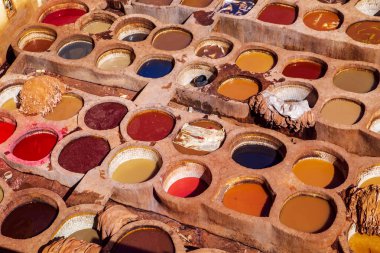 Ünlü Tannerie Chouara. Elle bronzlaştırıcı deri.. 