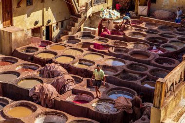 Ünlü Tannerie Chouara. Elle bronzlaştırıcı deri.. 