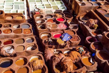 Ünlü Tannerie Chouara. Elle bronzlaştırıcı deri.. 