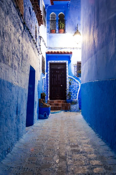 La famosa ciudad azul de Chefchaouen por la noche. Detalles de traditi — Foto de Stock