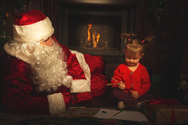 Real Santa Claus está jugando con los niños cerca de la Navidad tre —  Fotos de Stock