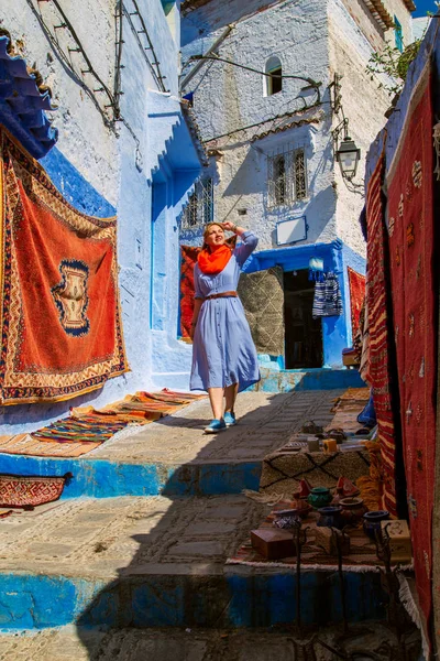 Κορίτσι τουρίστρια στη διάσημη μπλε πόλη. — Φωτογραφία Αρχείου