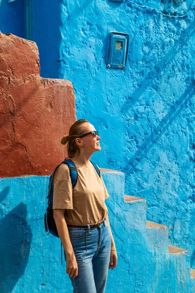 Chica turista en la famosa ciudad azul . —  Fotos de Stock