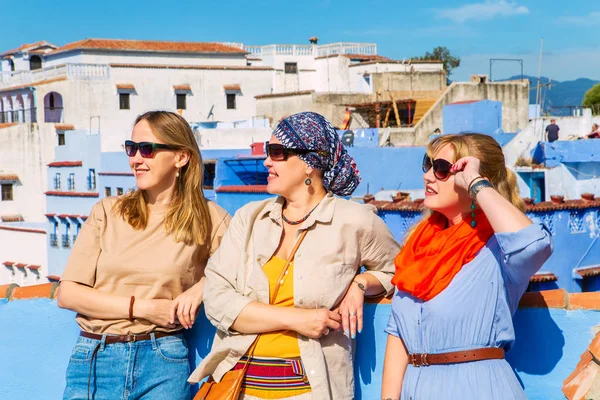 Touristengruppe in der berühmten blauen Stadt. — Stockfoto