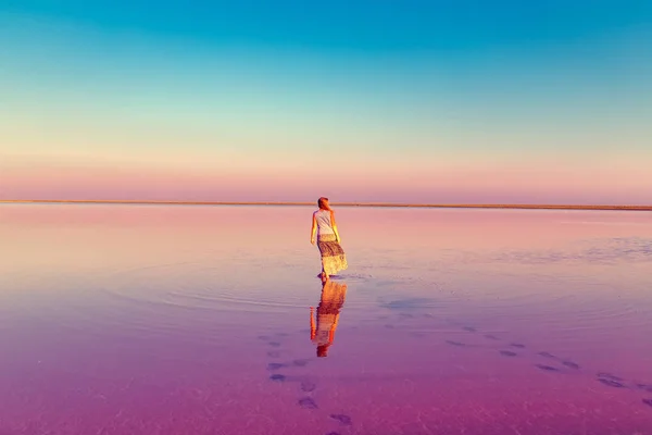 La chica del lago rosa. Paisaje irreal al atardecer . — Foto de Stock