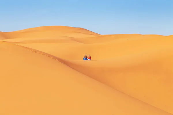 Twee meisjes in hoofddoeken in de Sahara woestijn. — Stockfoto