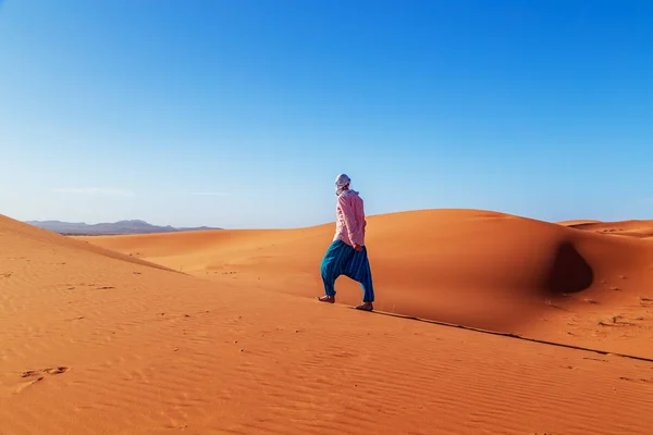 Sahara Çölü'nde yalnız adam — Stok fotoğraf