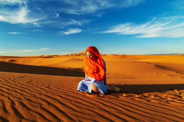 Magányos lány a Szahara sivatagban naplementekor. — Stock Fotó