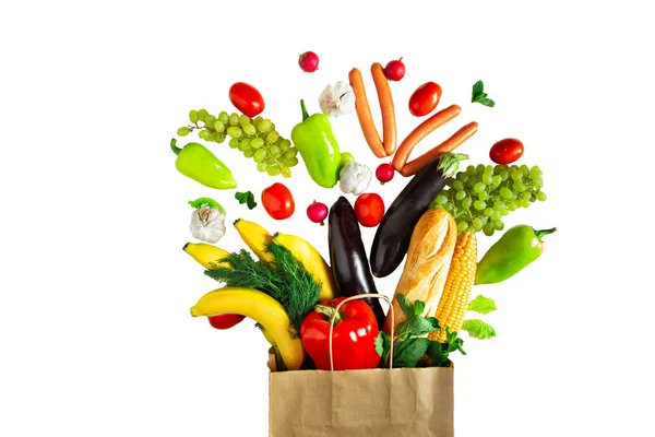 Bolsa de papel ecológica llena de varias verduras . — Foto de Stock