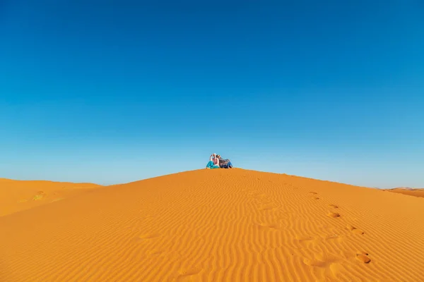 Loving couple in the Sahara desert. Joint rest. — Stock Photo, Image