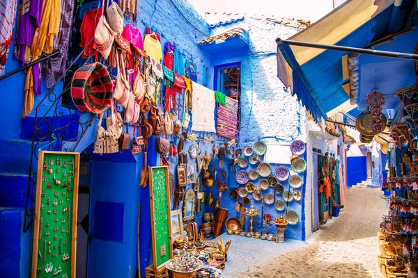 Mavi Chefchaouen sokakta geleneksel halılar. 