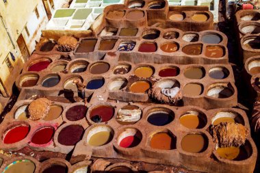 Ünlü Tannerie Chouara. Elle bronzlaştırıcı deri.. 