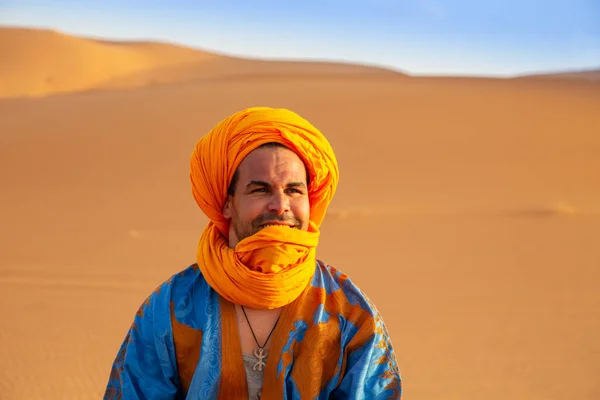 Berber in traditioneller Kleidung in der Sahara-Wüste. — Stockfoto