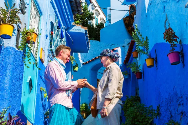 Αγαπημένο ζευγάρι στη διάσημη μπλε πόλη. — Φωτογραφία Αρχείου