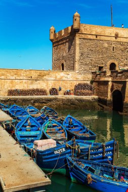 Essaouira limanındaki ünlü mavi botlar. Essaouira, Fas - 21 Eylül 2019.