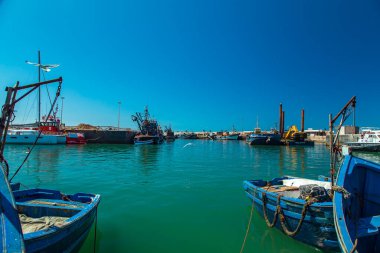 Essaouira limanındaki ünlü mavi botlar. Essaouira, Fas - 22 Eylül 2019.