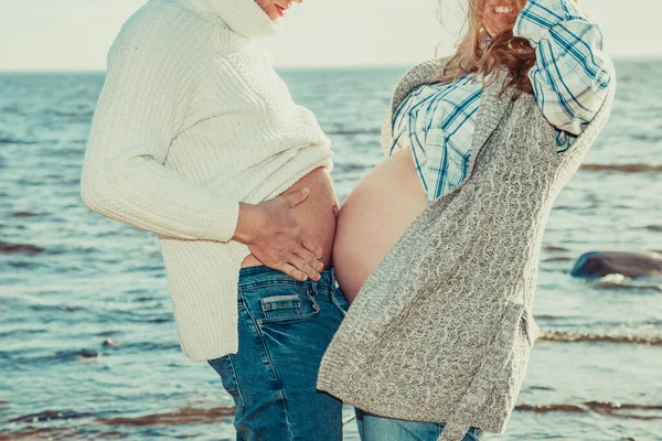 Lyckligt Gravida Par Tillbringar Tid Vid Havet Romantisk Promenad Längs — Stockfoto