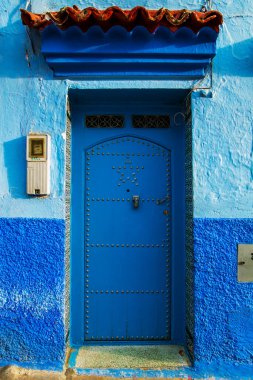 Fas 'ta geleneksel oryantal kapılar ve süsler. Şef, Fas - 13 Eylül 2019.