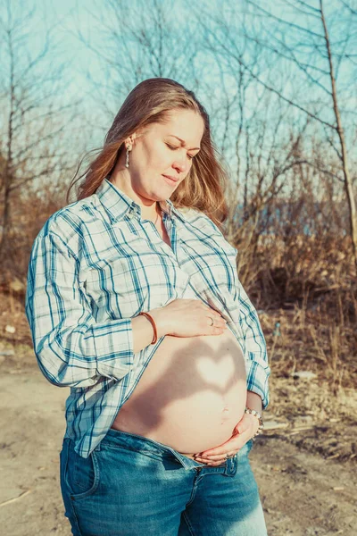 Skugga Form Ett Hjärta Magen Gravid Kvinna Väntar Ett Barn — Stockfoto