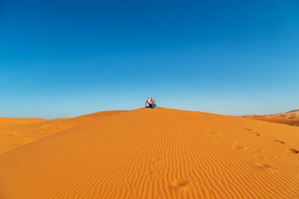 Loving Couple Sahara Desert Joint Rest Erg Chebbi Merzouga Morocco — Stock Photo, Image