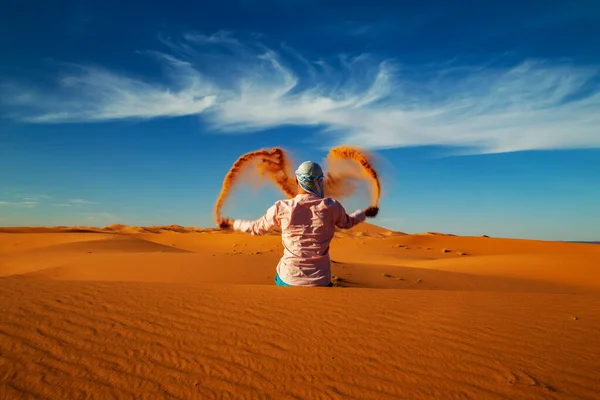 Single Man Gooit Zand Sahara Woestijn Bij Zonsondergang Erg Chebbi — Stockfoto